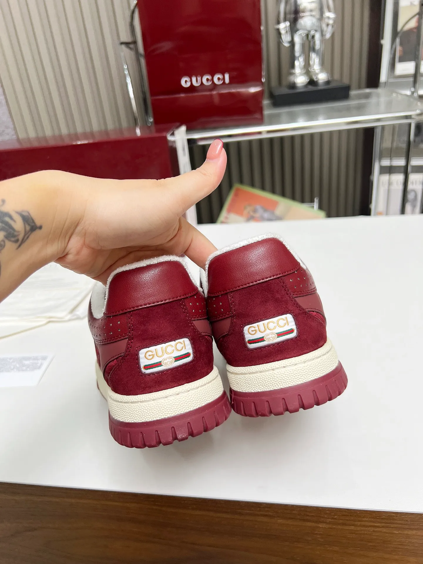 [G Home] P: 600💰 Couple size: Female 35-40. Male 39-44 (45 custom-made) 🆕2025.GUCC Gucci original order quality The latest popular high and low top aged couple sneakers series shipped original purchase development and production, this high and low top sneakers adopt a basketball-style silhouette design, cleverly integrated with hollow panels and distressed effects, showing unique ingenuity. The ingenuity incorporates brand logo details such as interlocking Double G styling accessories and Gucci lettering, a low-key tribute to the brand's design heritage. Exquisite packaging at the delivery counter 🛍📦 ▪️ Fabric: Original customized imported first-layer cowhide ▪️ Inner lining: Imported first-layer cowhide ▪️ Sole: Original molded two-color TPU sole ▪️ Sole thickness: 3cm